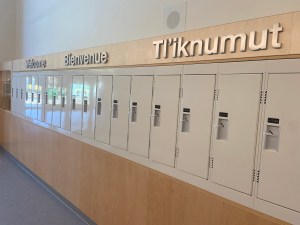 Guests are welcomed in 3 languages: Sḵwx̱wú7mesh, English and French